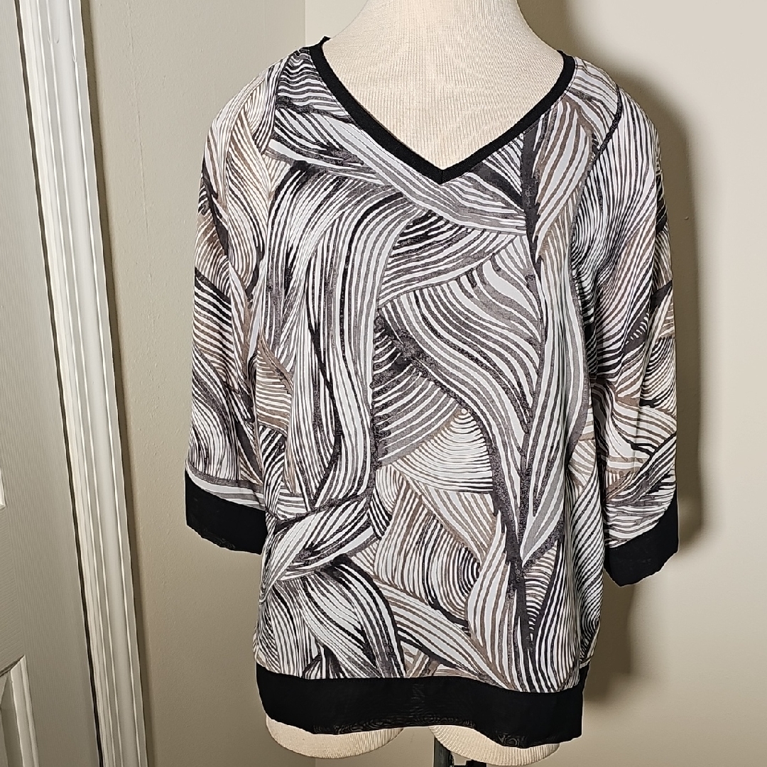 Chico's 1 Elegant Black/Gray Print Top. With Black Trim Lined. Size Meduim